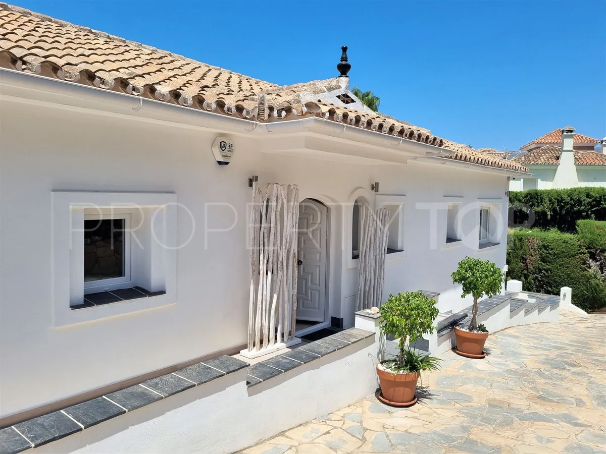 Villa en venta en Elviria