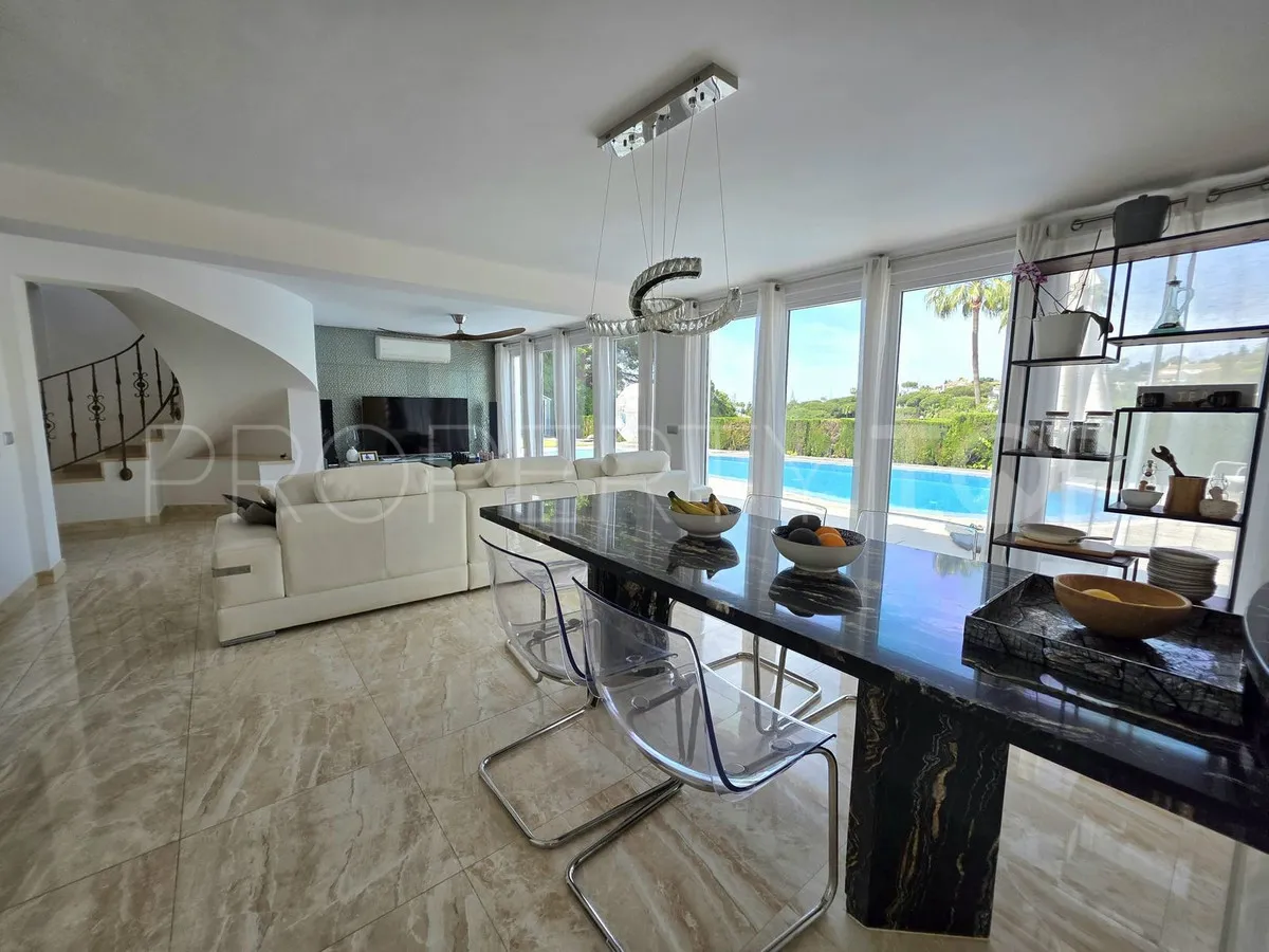 Villa en venta en Elviria