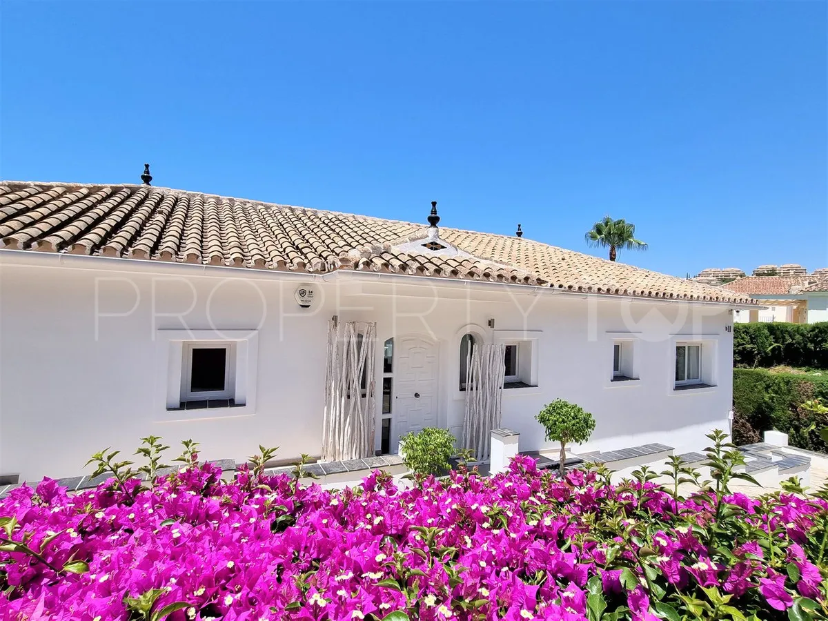 Villa en venta en Elviria