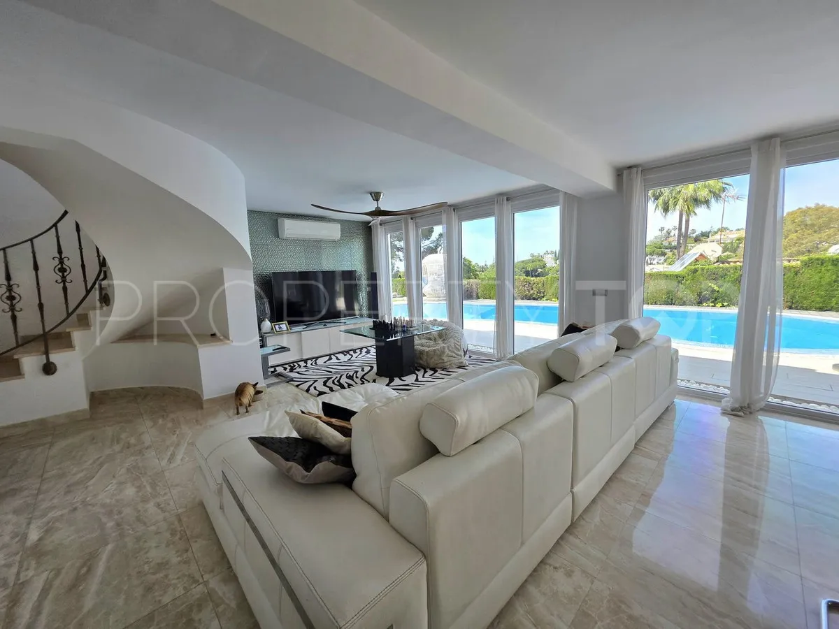 Villa en venta en Elviria