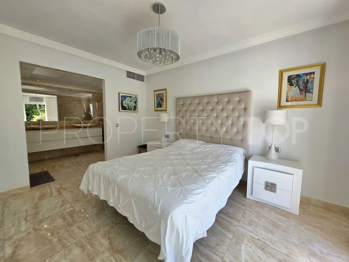 Villa en venta en Elviria