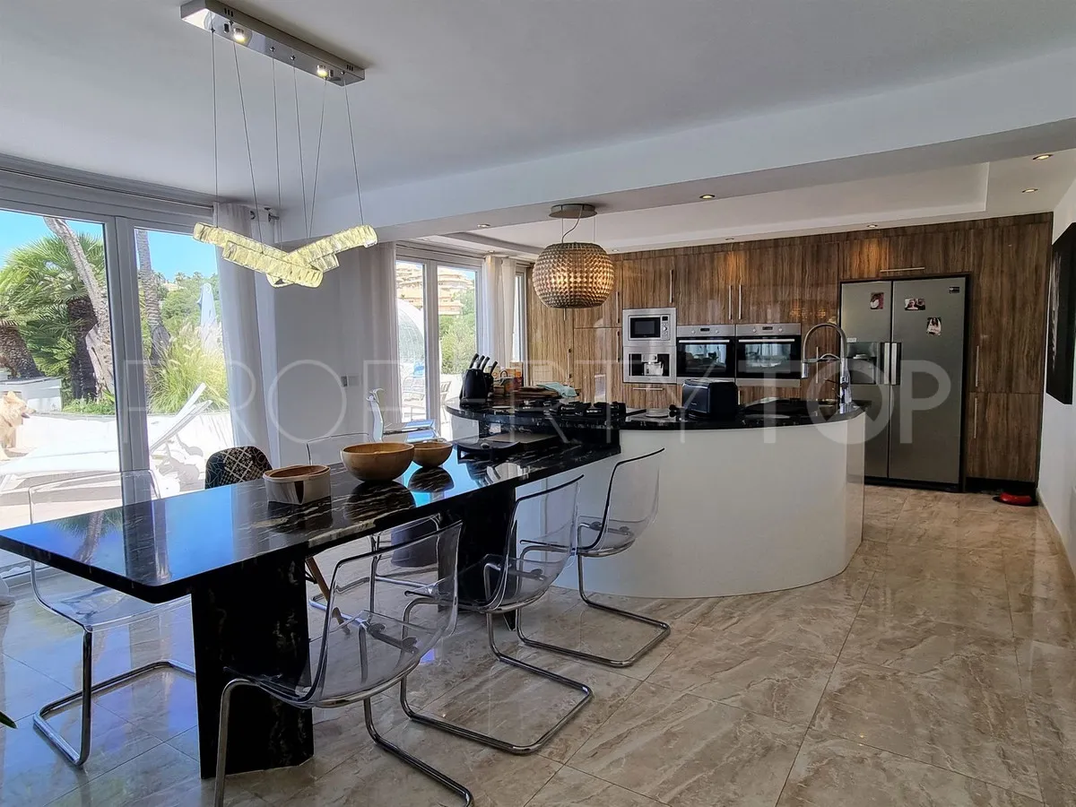 Villa en venta en Elviria