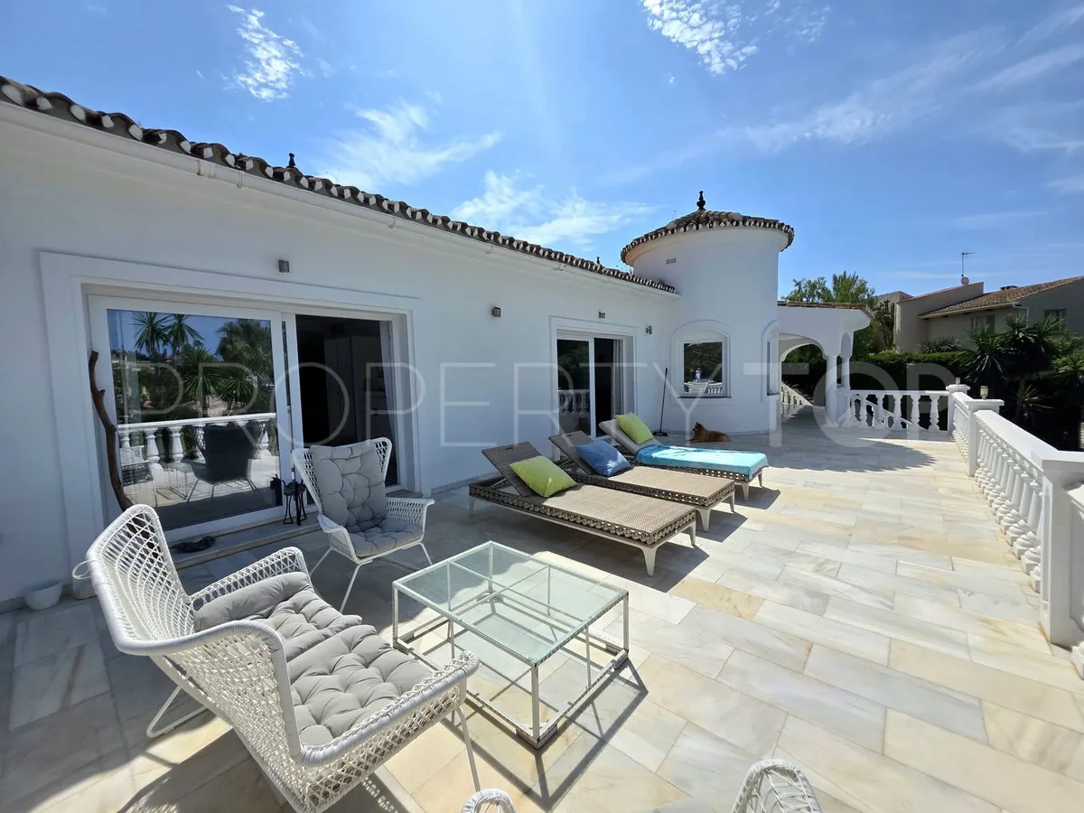Villa en venta en Elviria