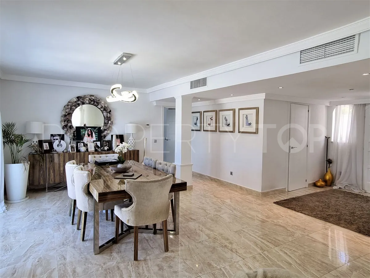 Villa en venta en Elviria