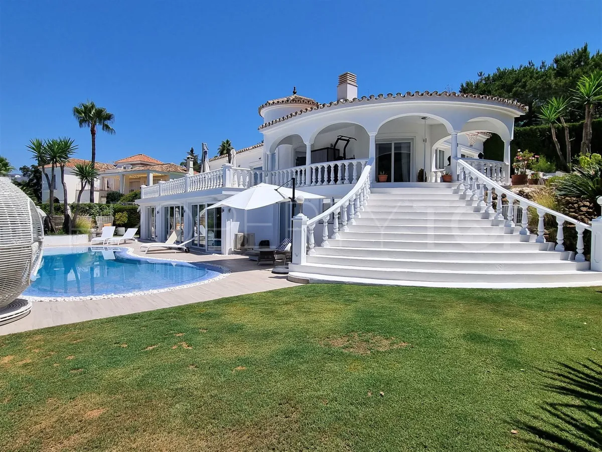 Villa en venta en Elviria
