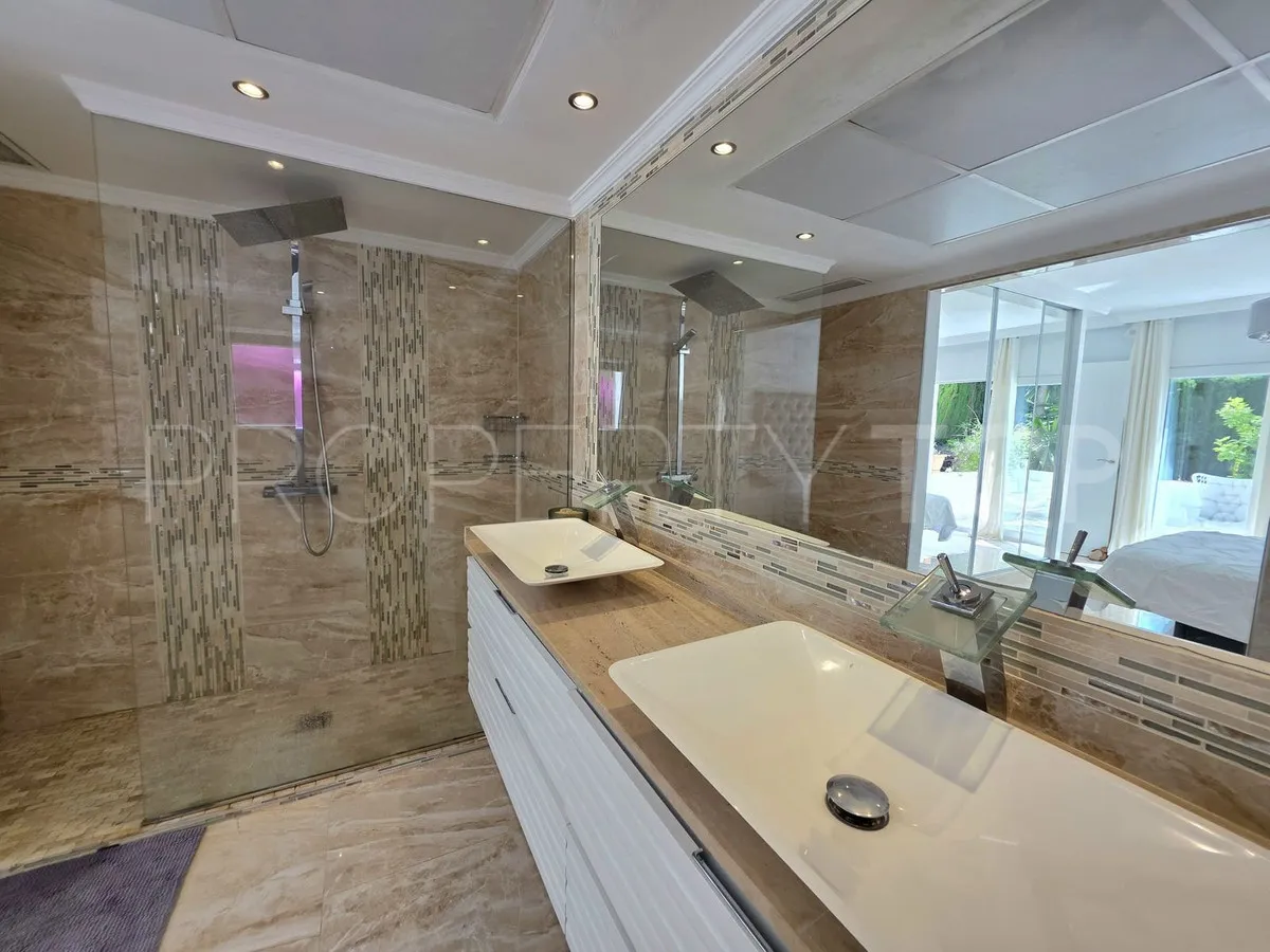 Villa en venta en Elviria
