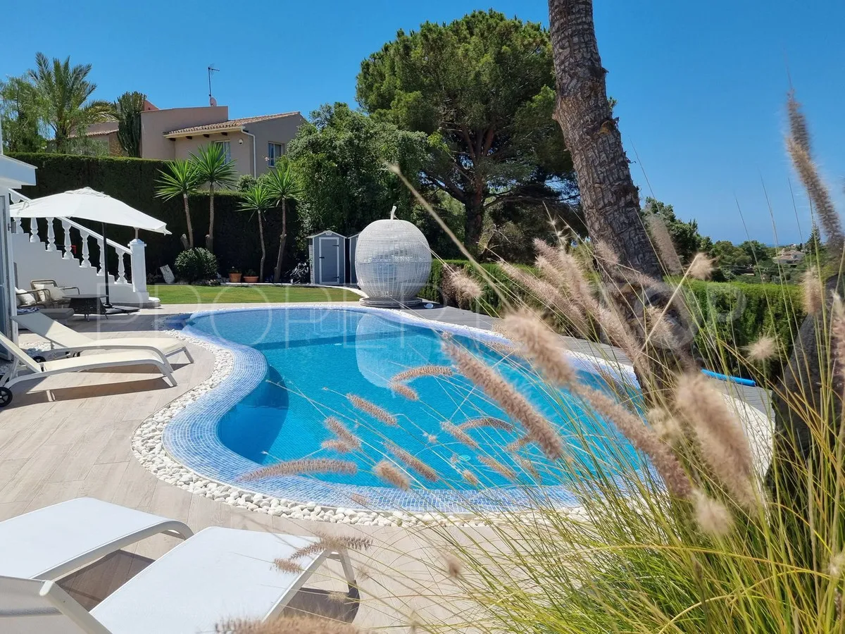 Villa en venta en Elviria