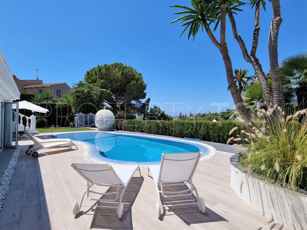 Villa en venta en Elviria