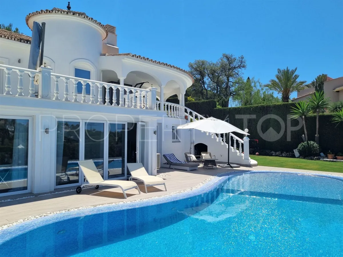 Villa en venta en Elviria
