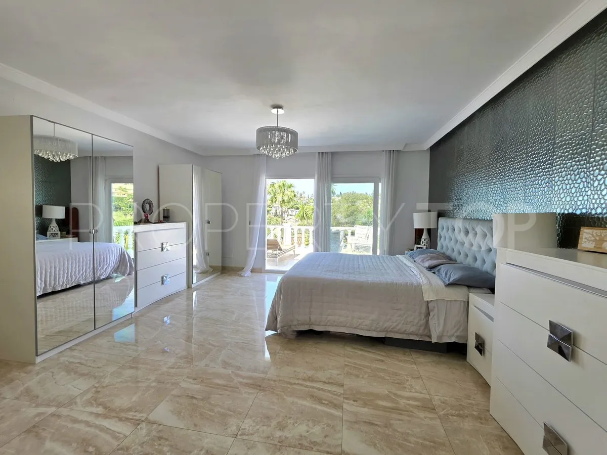 Villa en venta en Elviria