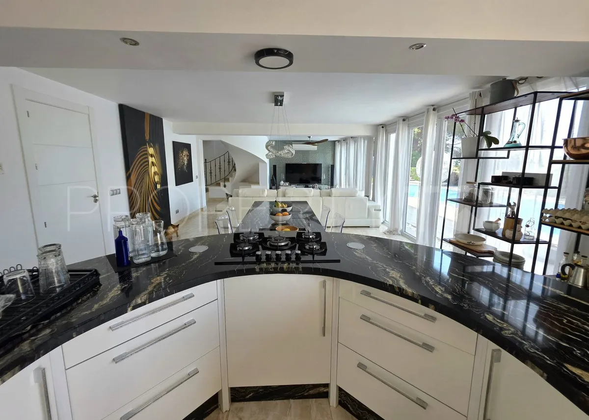 Villa en venta en Elviria