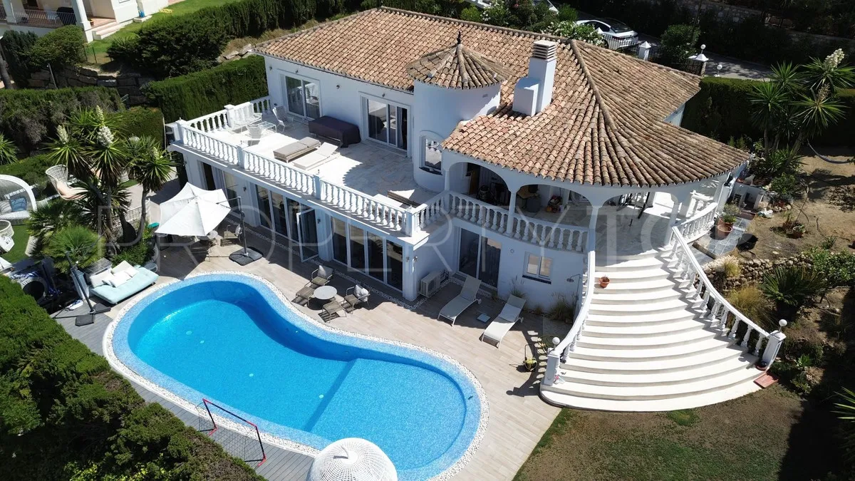 Villa en venta en Elviria
