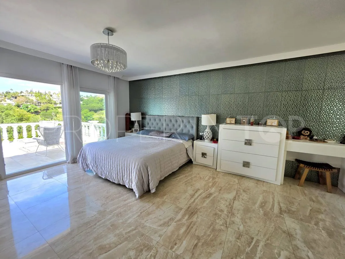 Villa en venta en Elviria