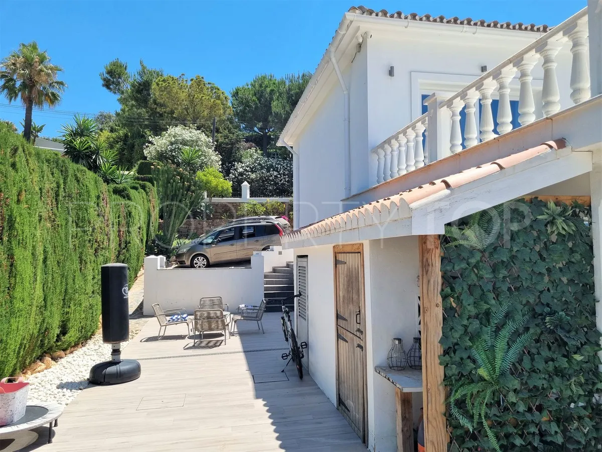 Villa en venta en Elviria