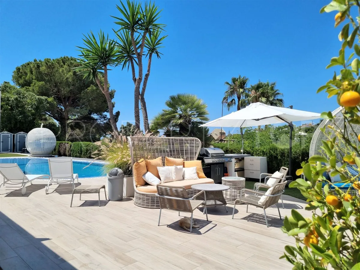 Villa en venta en Elviria