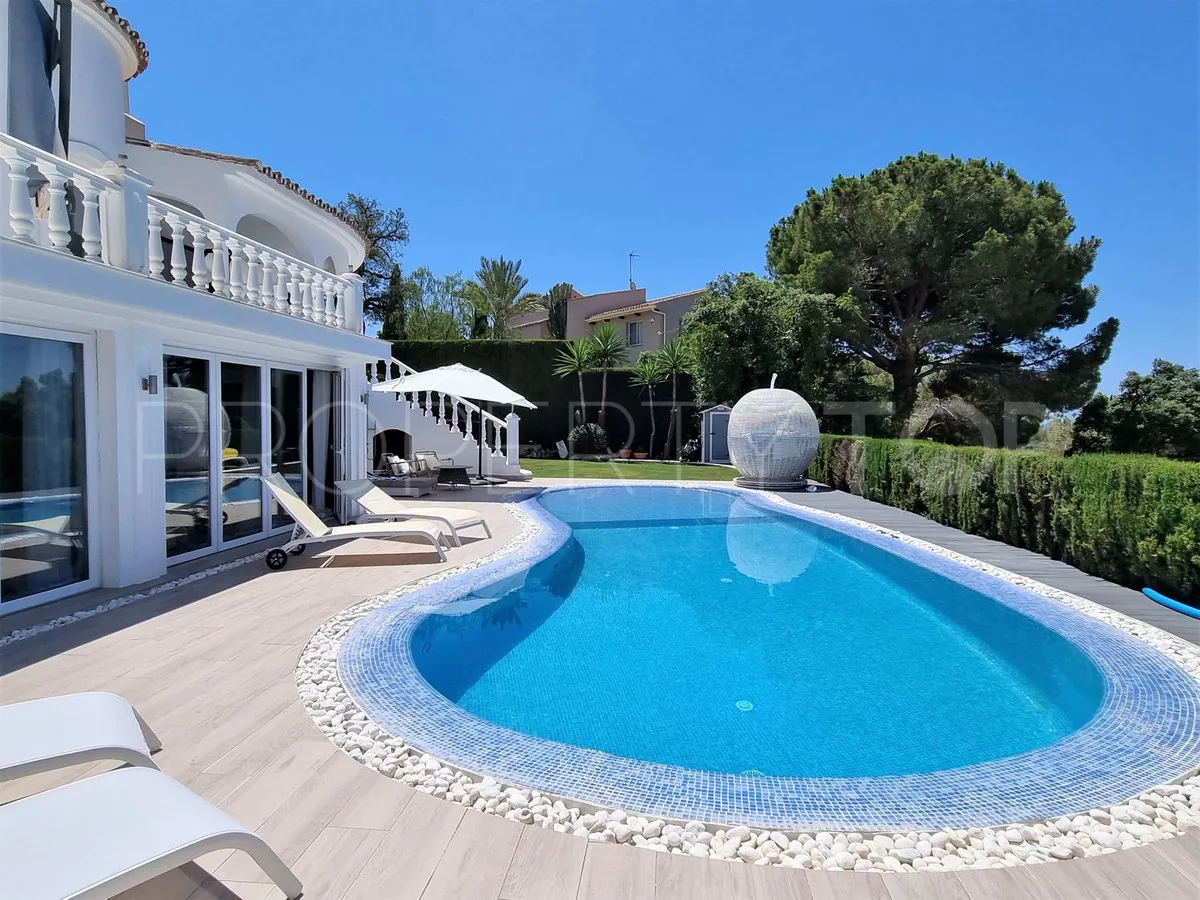 Villa en venta en Elviria