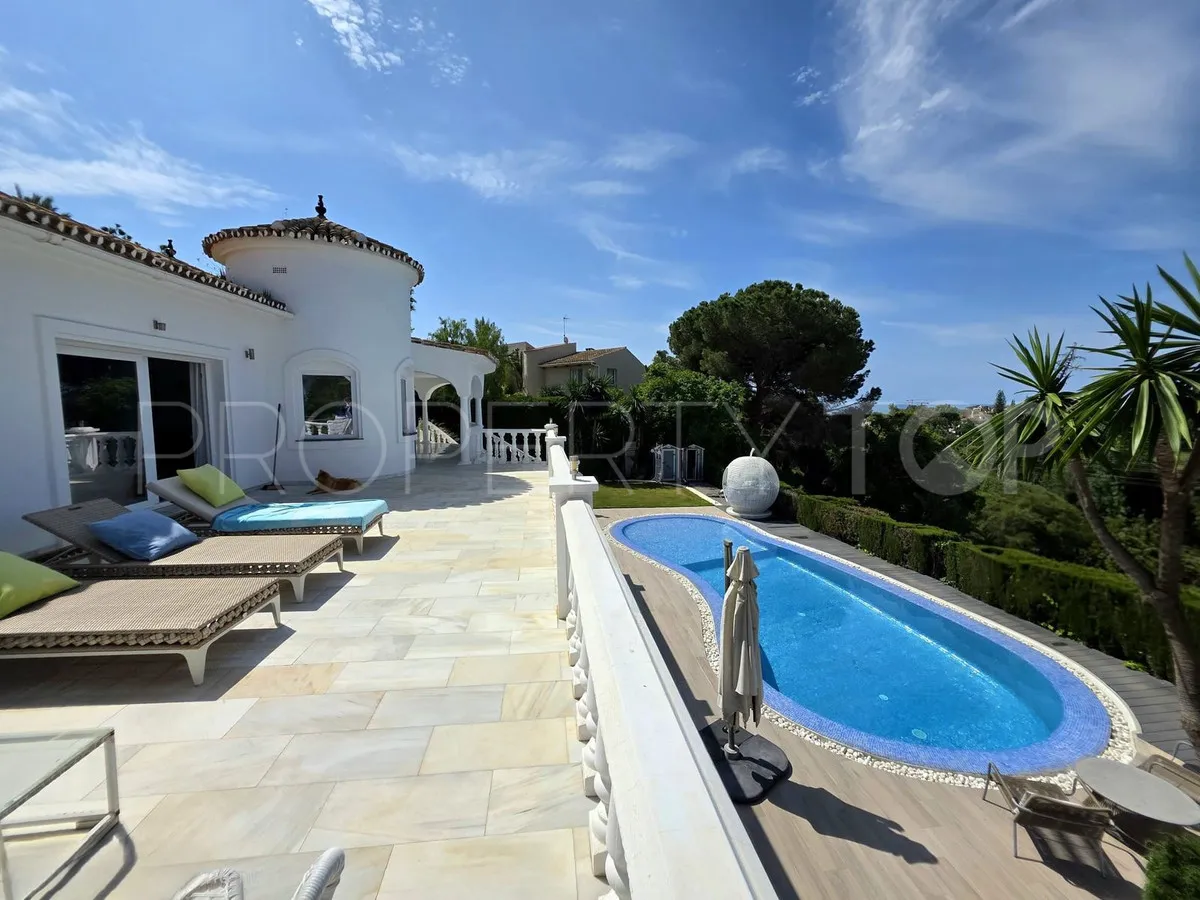 Villa en venta en Elviria