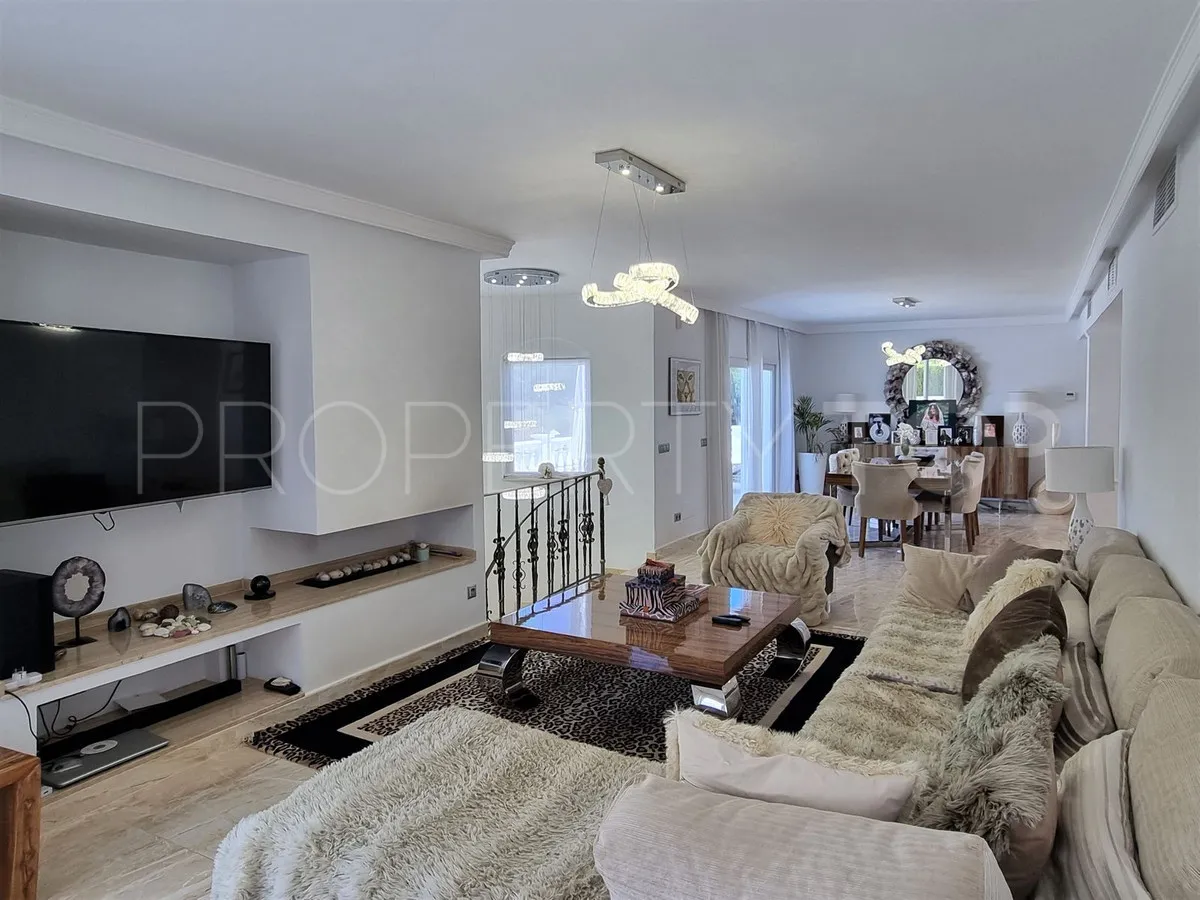 Villa en venta en Elviria