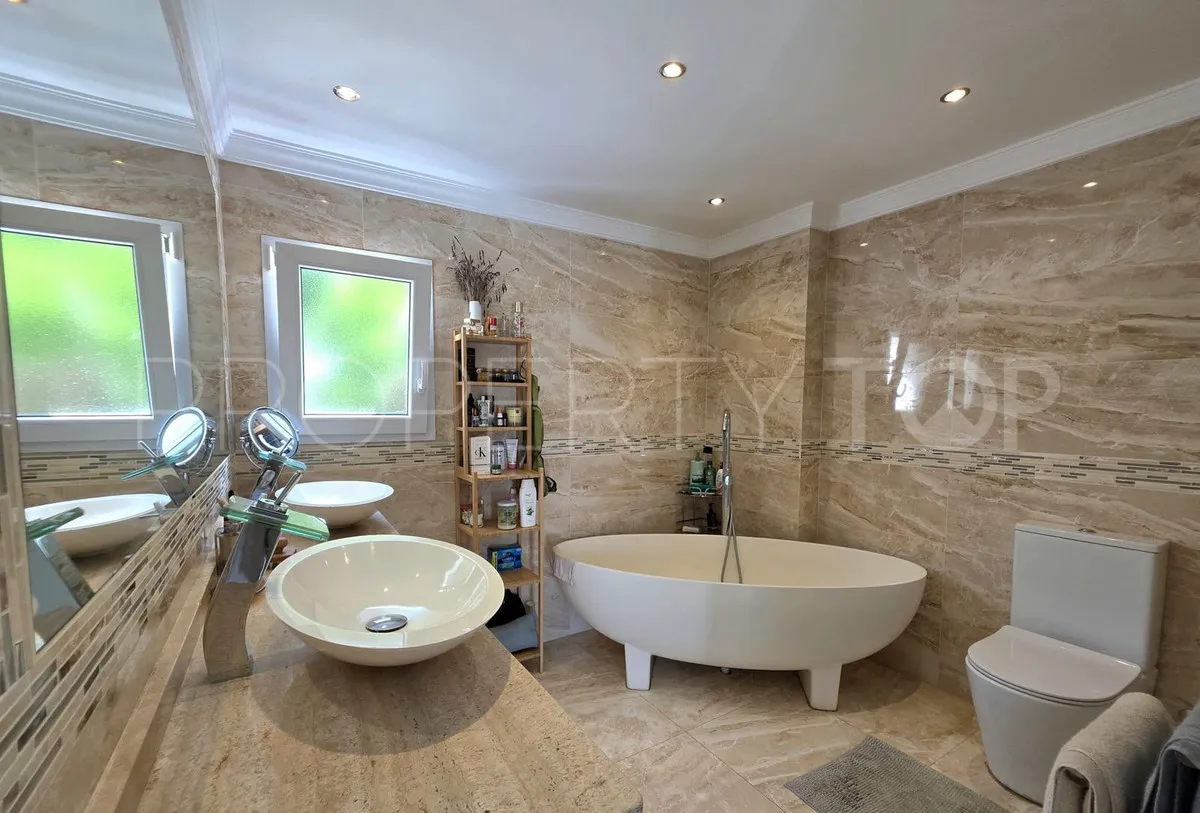 Villa en venta en Elviria
