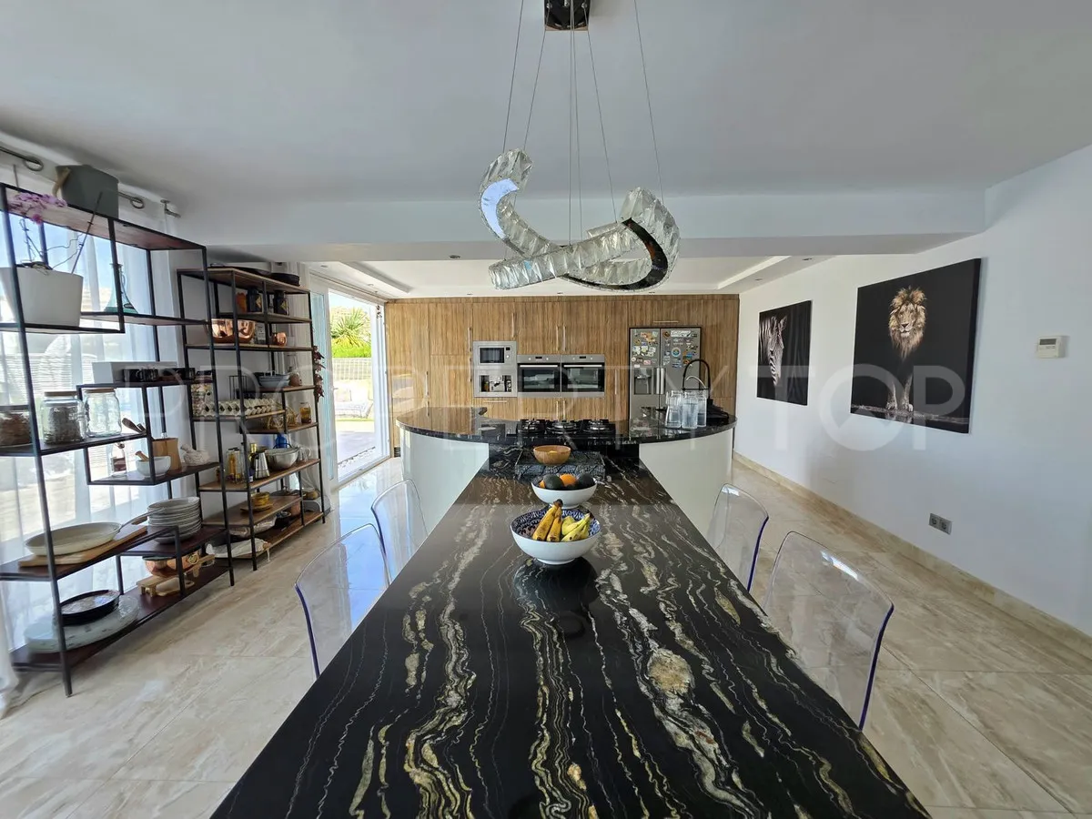 Villa en venta en Elviria