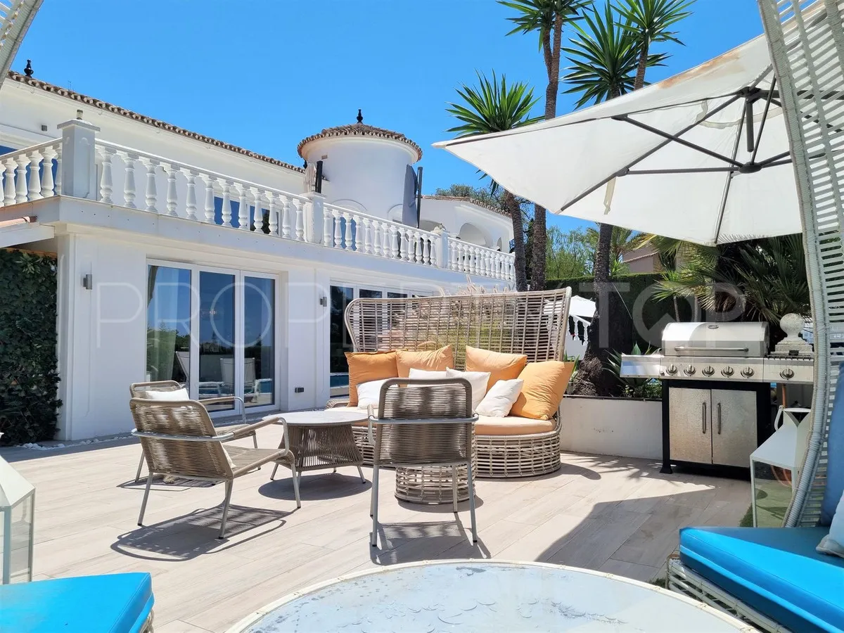 Villa en venta en Elviria