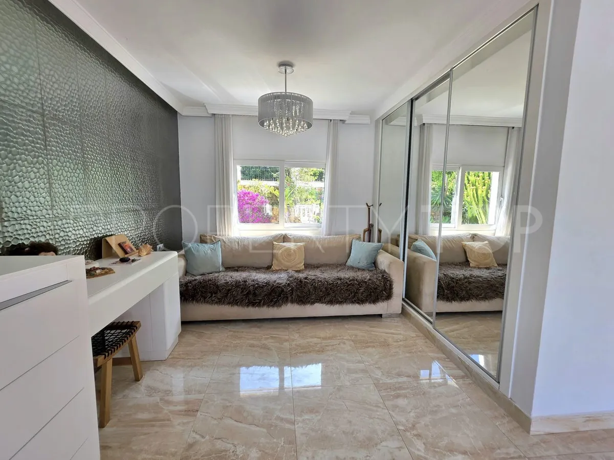 Villa en venta en Elviria