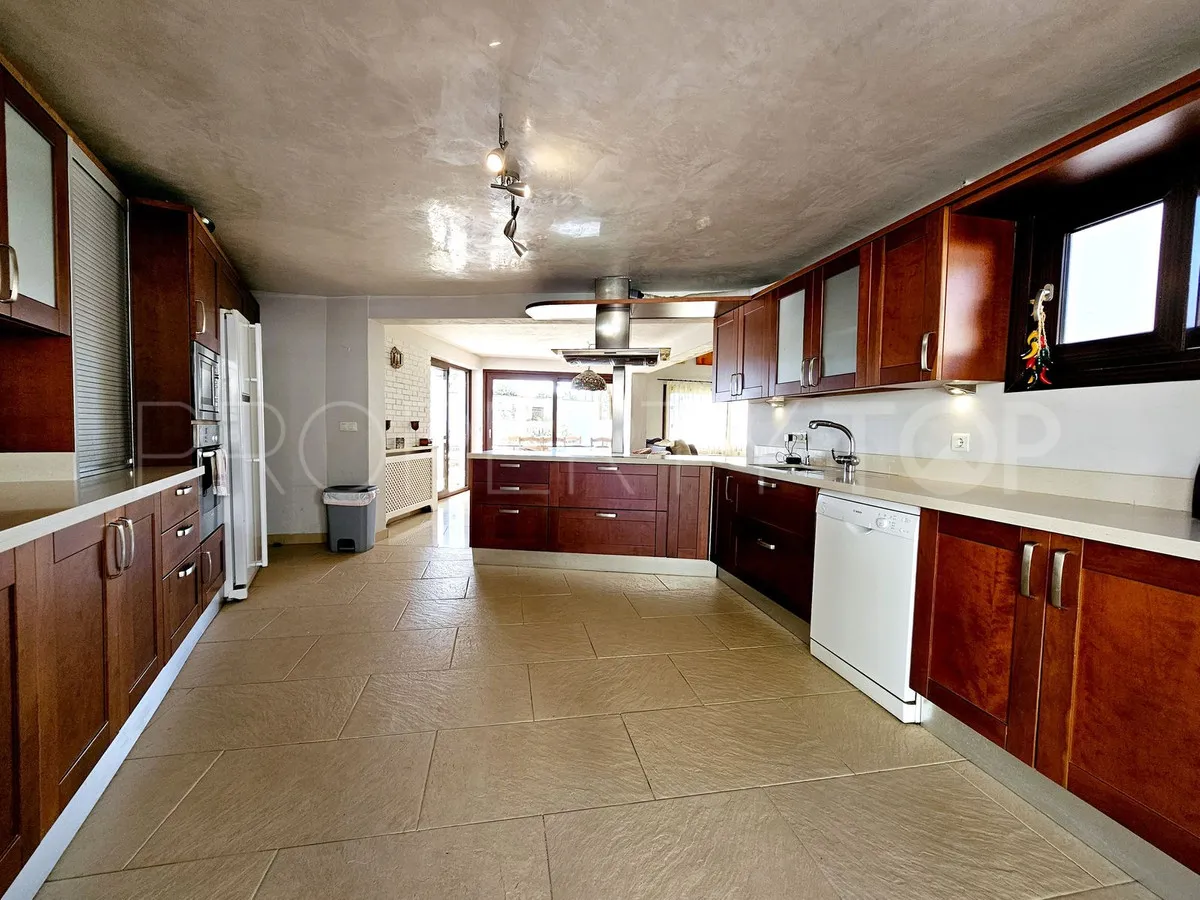 Villa a la venta en Estepona con 6 dormitorios