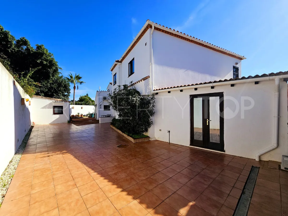 Villa a la venta en Estepona con 6 dormitorios