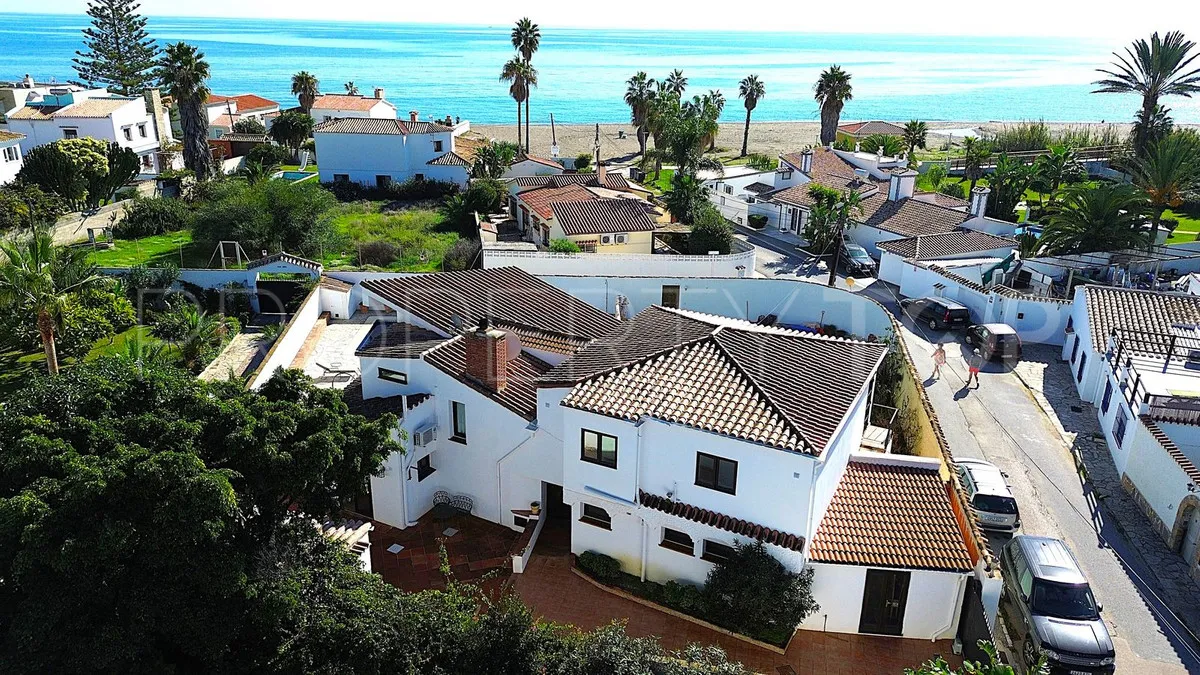 Villa a la venta en Estepona con 6 dormitorios