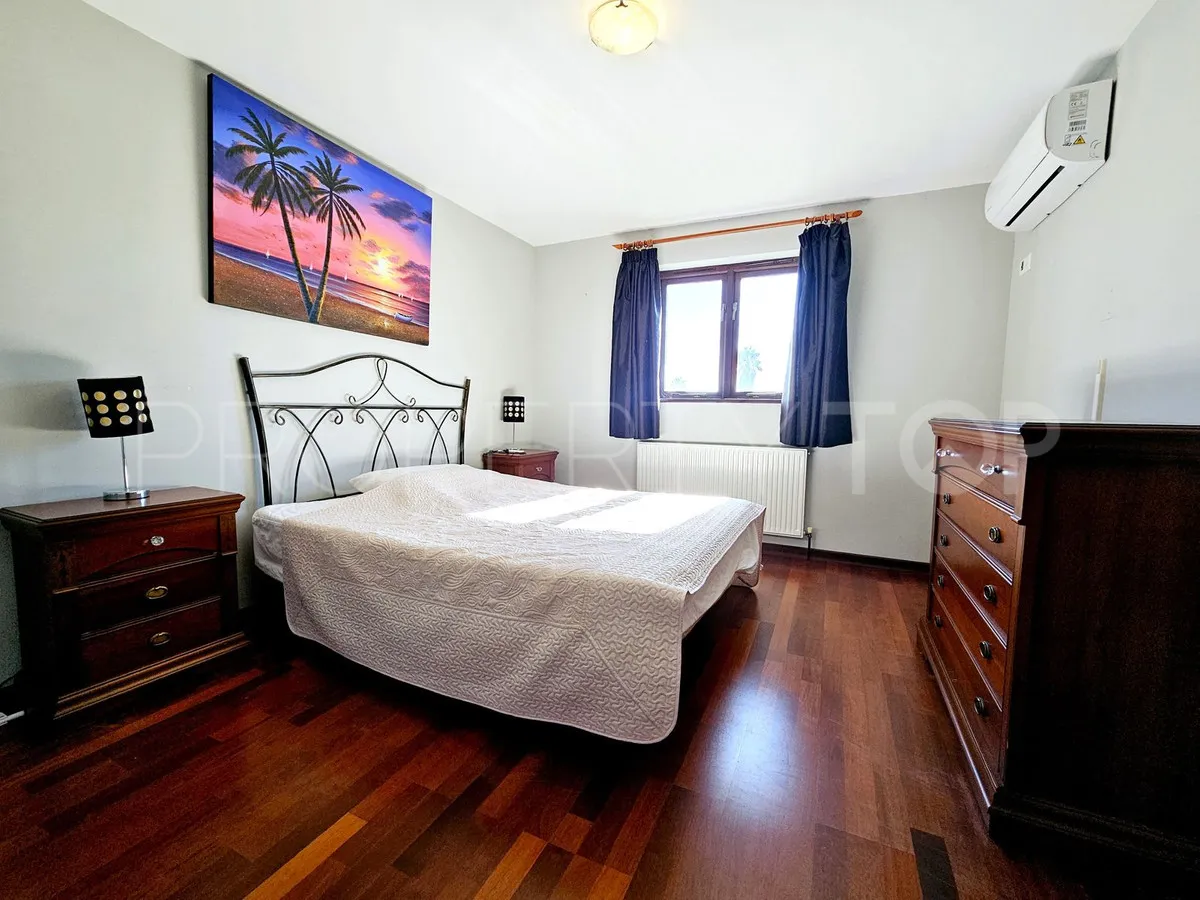 Villa a la venta en Estepona con 6 dormitorios