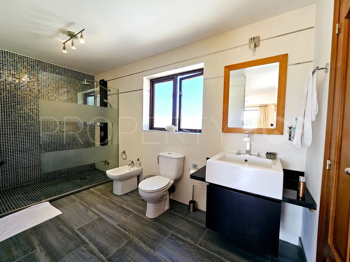 Villa a la venta en Estepona con 6 dormitorios