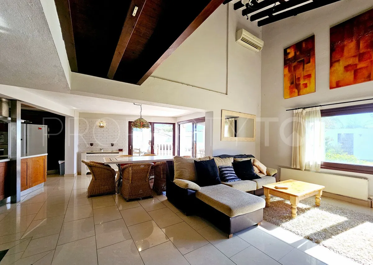Villa a la venta en Estepona con 6 dormitorios