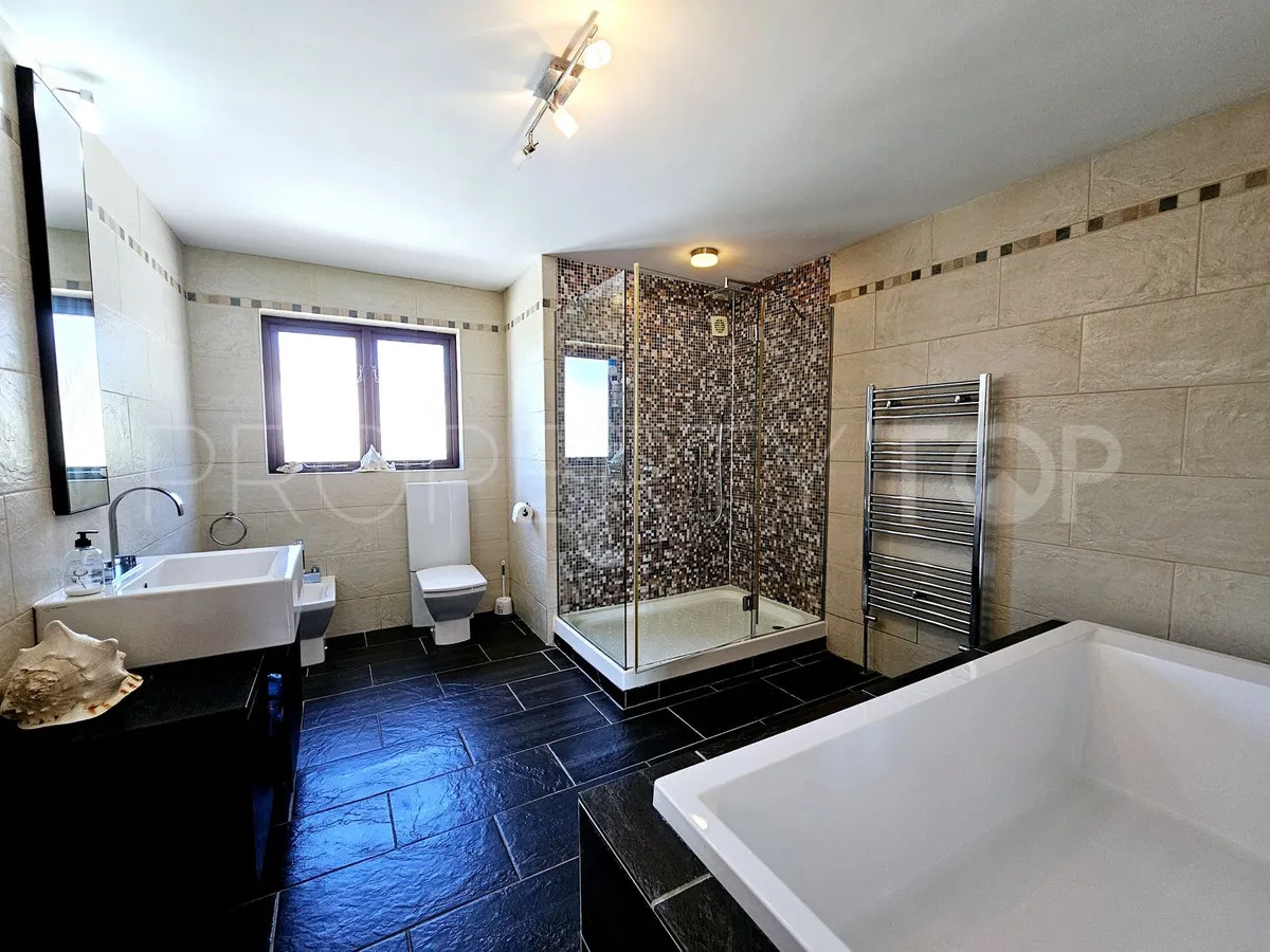 Villa a la venta en Estepona con 6 dormitorios