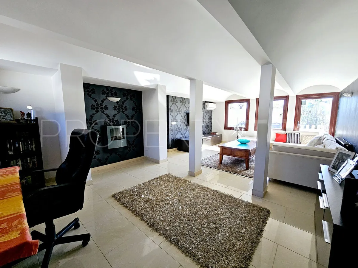 Villa a la venta en Estepona con 6 dormitorios