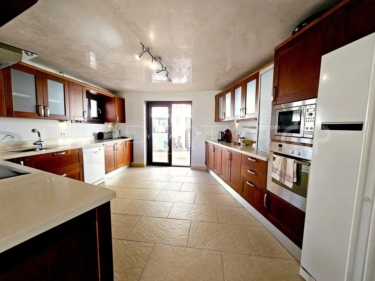 Villa a la venta en Estepona con 6 dormitorios
