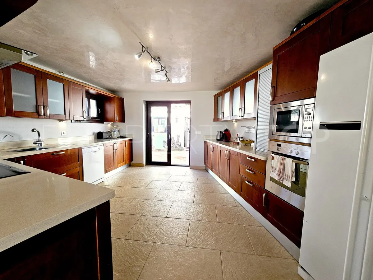 Buy villa with 6 bedrooms in Estepona