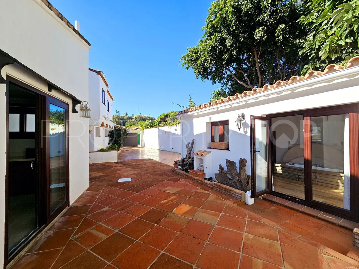 Villa a la venta en Estepona con 6 dormitorios