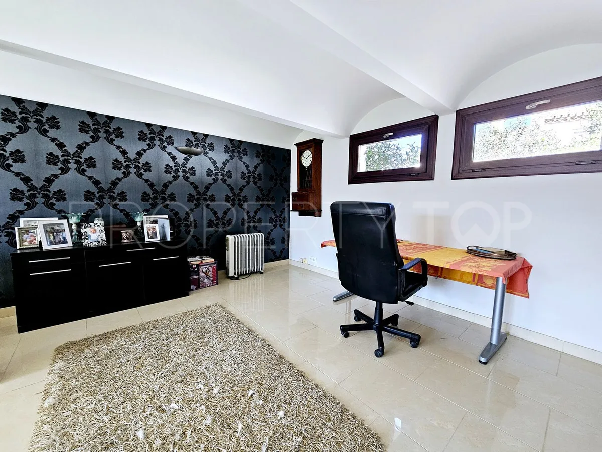 Villa a la venta en Estepona con 6 dormitorios