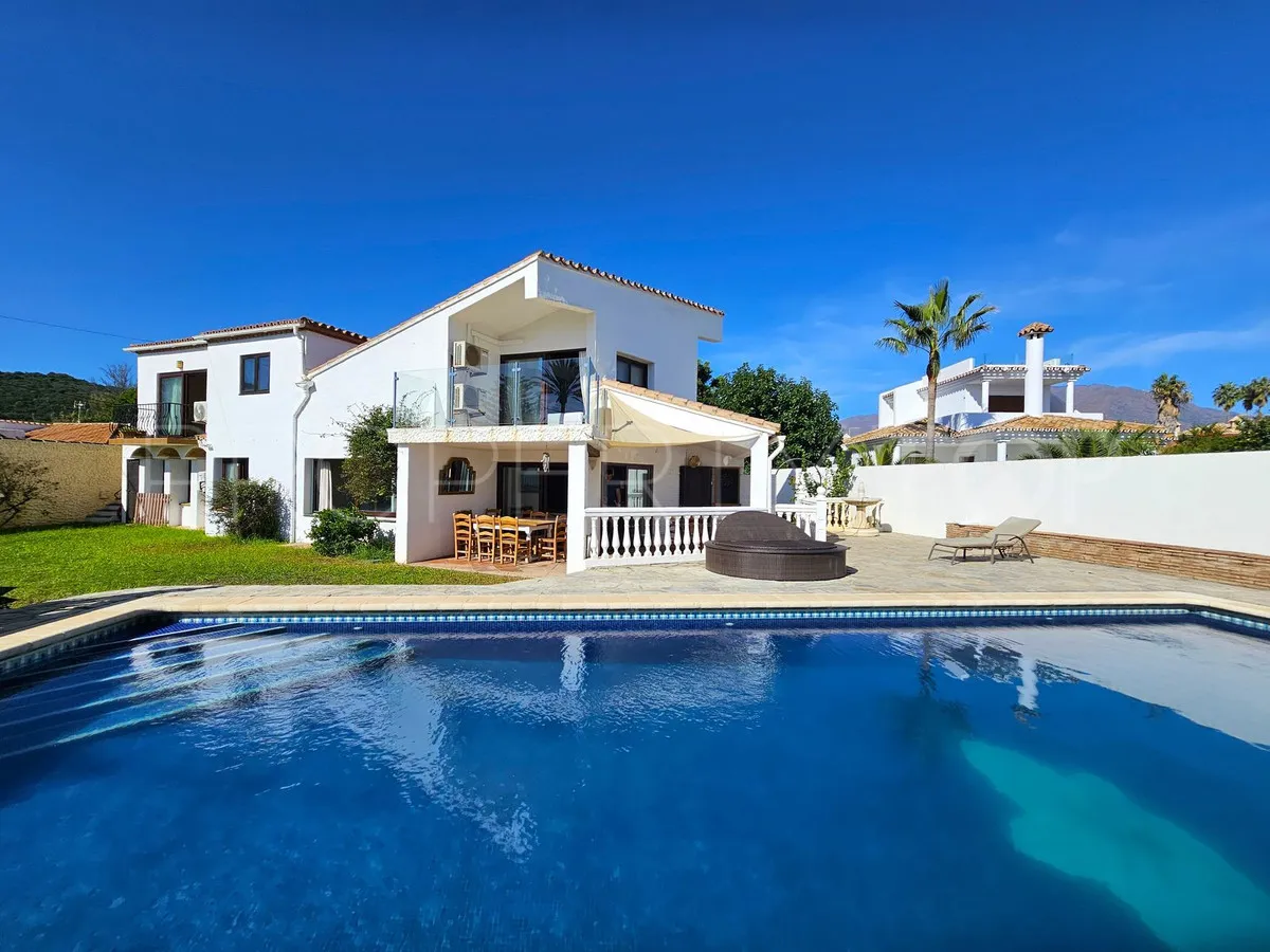Villa a la venta en Estepona con 6 dormitorios