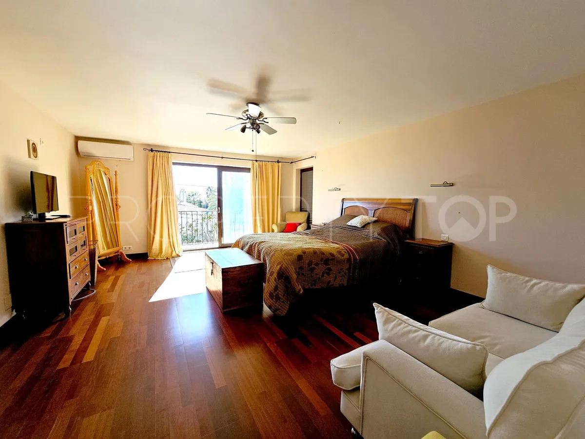 Villa a la venta en Estepona con 6 dormitorios