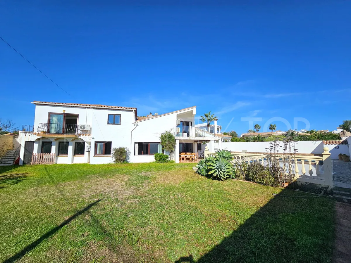 Villa a la venta en Estepona con 6 dormitorios