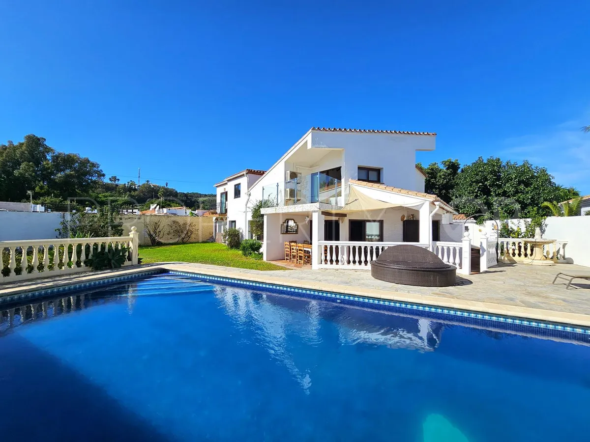 Villa a la venta en Estepona con 6 dormitorios