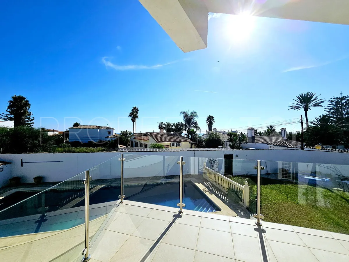 Villa a la venta en Estepona con 6 dormitorios