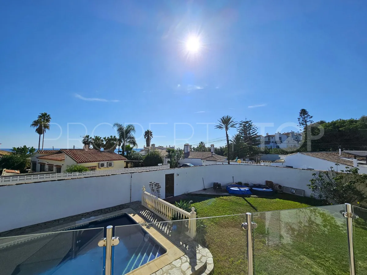 Villa a la venta en Estepona con 6 dormitorios
