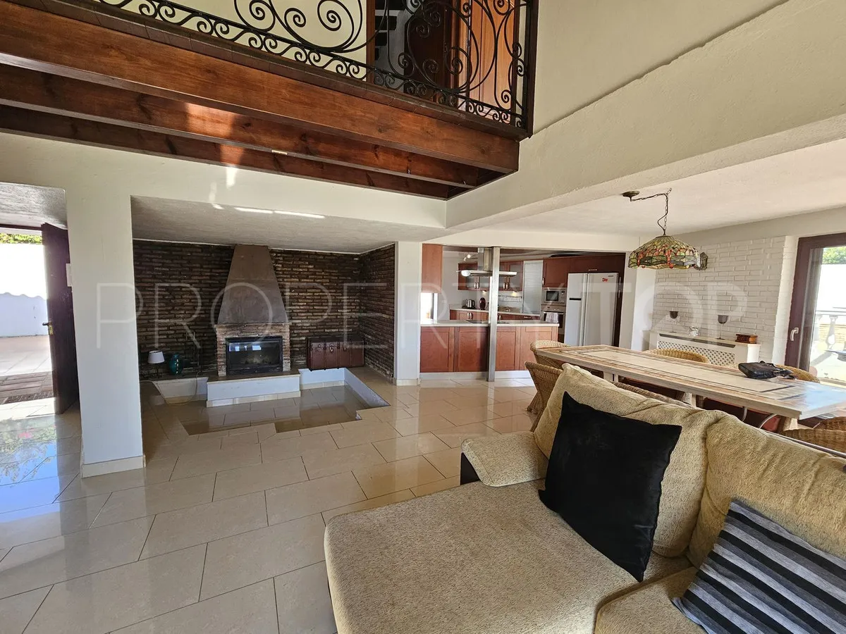 Villa a la venta en Estepona con 6 dormitorios