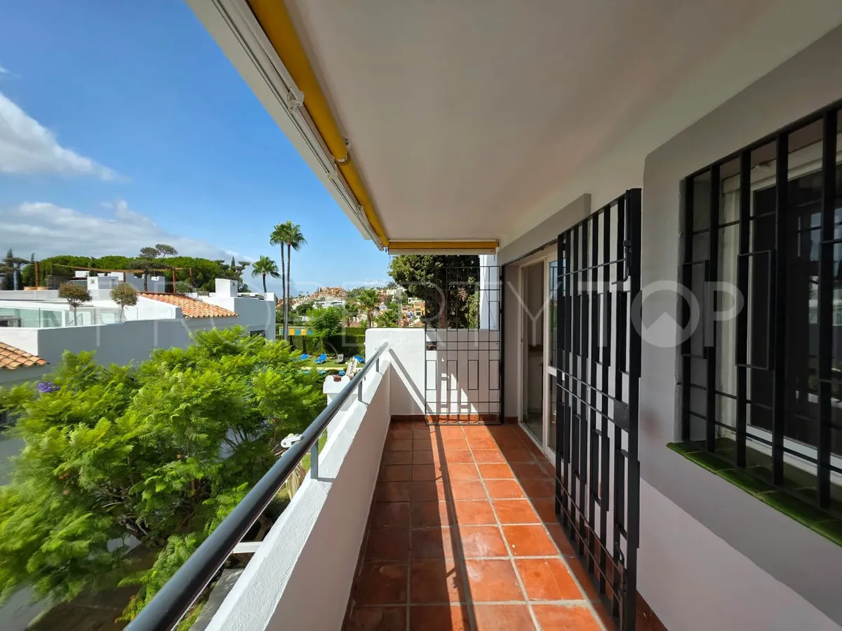 Se vende Ático en Aloha de 2 dormitorios