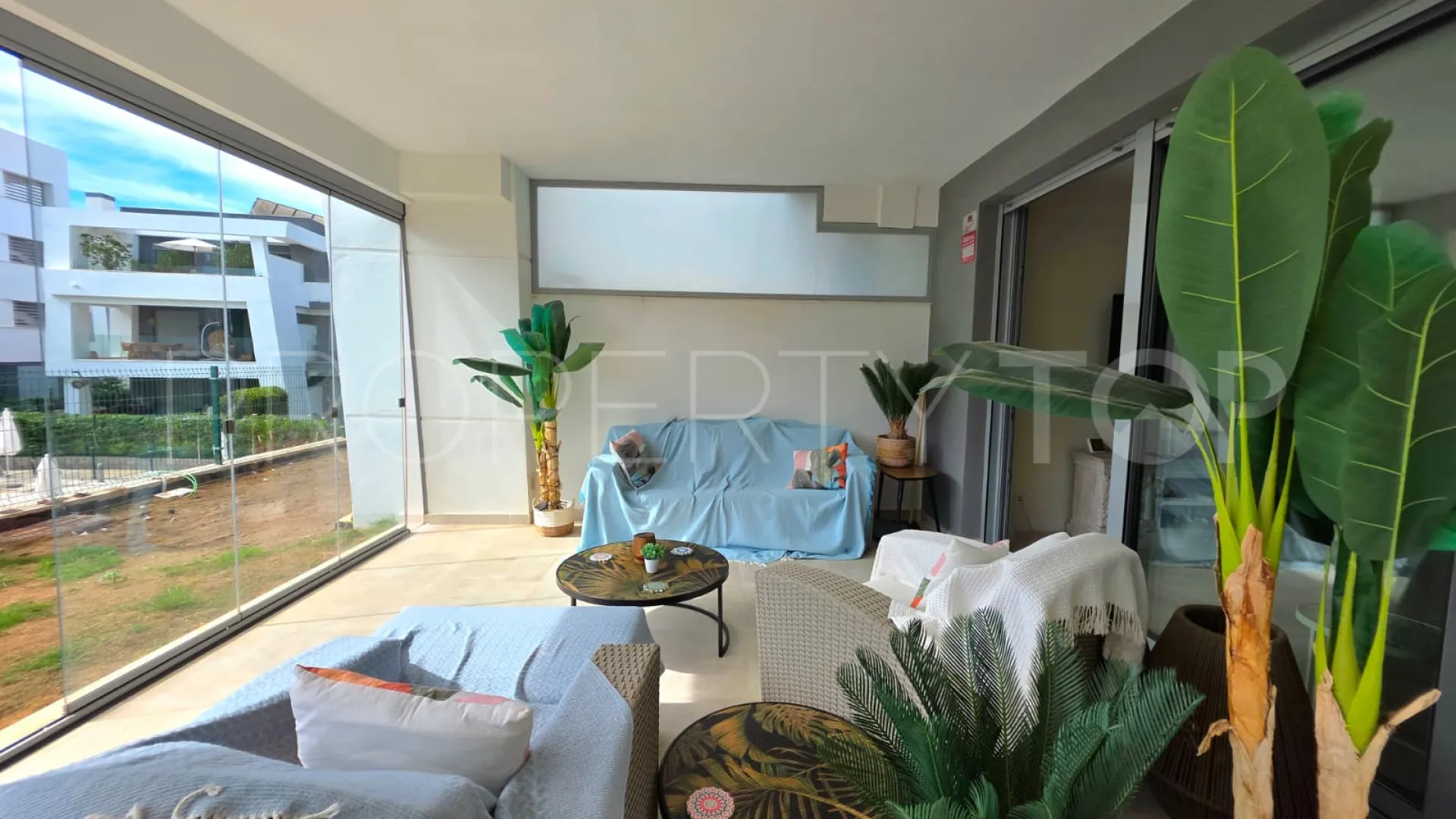 Se vende apartamento planta baja en Selwo de 2 dormitorios