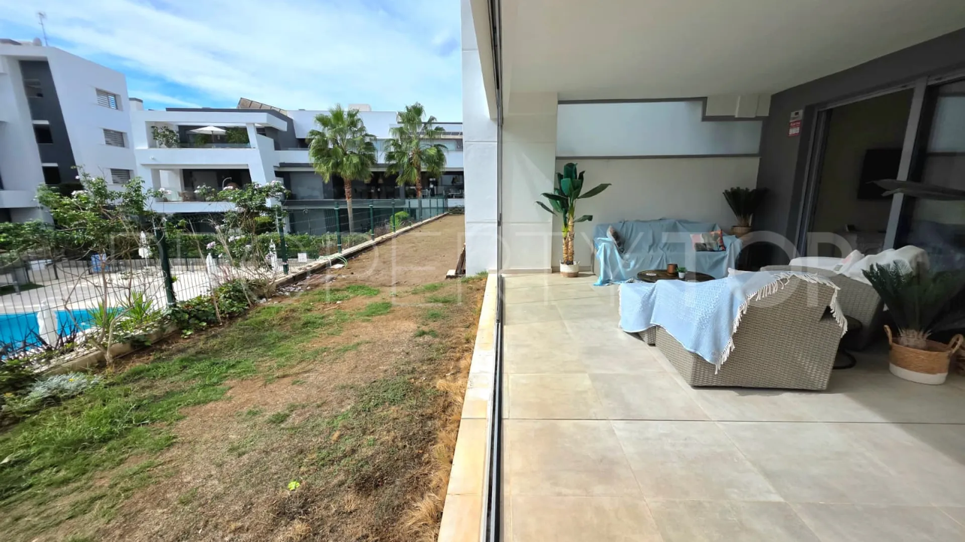 Se vende apartamento planta baja en Selwo de 2 dormitorios
