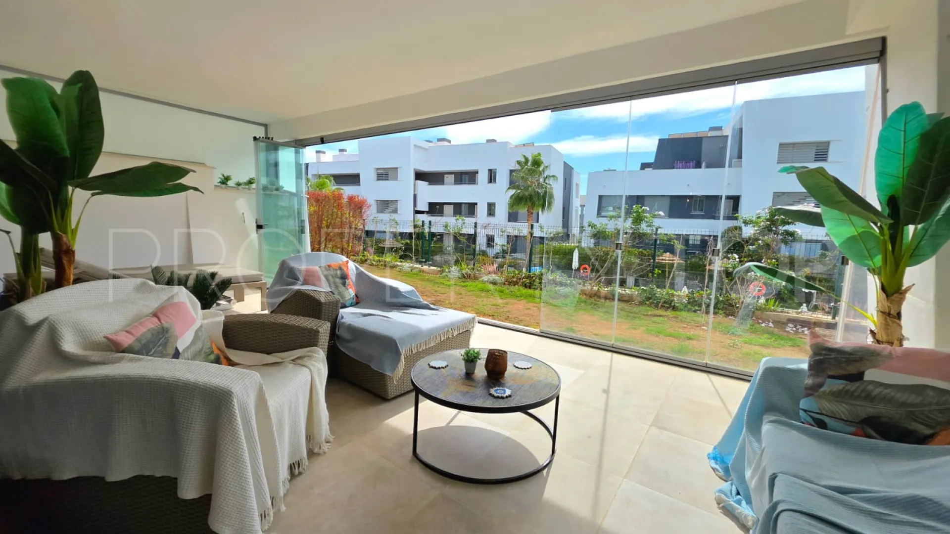 Se vende apartamento planta baja en Selwo de 2 dormitorios
