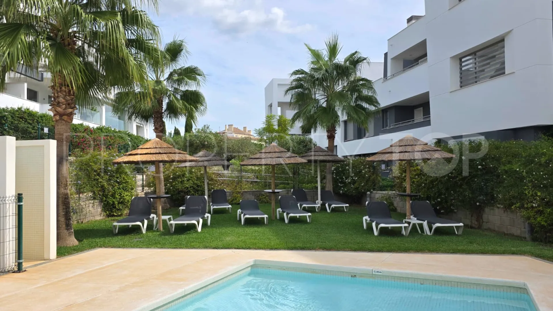 Se vende apartamento planta baja en Selwo de 2 dormitorios